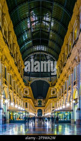 MAILAND, ITALIEN, 13. MÄRZ 2016: Blick auf eine der ältesten Einkaufsgalerien der Welt - die Galerie Vittorio Emanuele II in Mailand Stockfoto