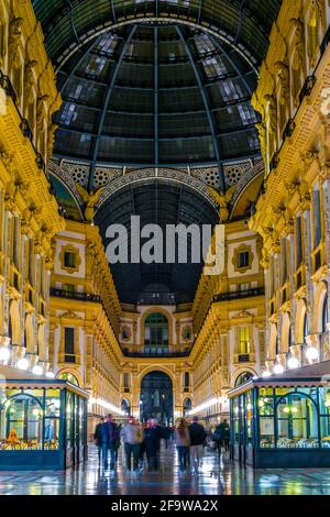 MAILAND, ITALIEN, 13. MÄRZ 2016: Blick auf eine der ältesten Einkaufsgalerien der Welt - die Galerie Vittorio Emanuele II in Mailand Stockfoto