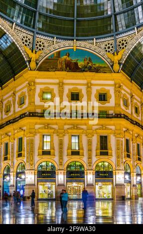 MAILAND, ITALIEN, 13. MÄRZ 2016: Blick auf eine der ältesten Einkaufsgalerien der Welt - die Galerie Vittorio Emanuele II in Mailand Stockfoto