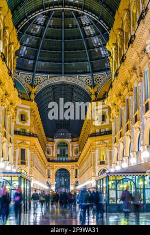 MAILAND, ITALIEN, 13. MÄRZ 2016: Blick auf eine der ältesten Einkaufsgalerien der Welt - die Galerie Vittorio Emanuele II in Mailand Stockfoto