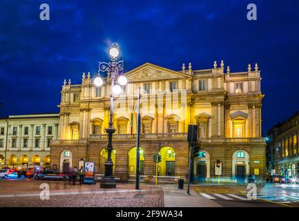 MAILAND, ITALIEN, 13. MÄRZ 2016: Nachtansicht des beleuchteten teatro alla scala in der italienischen Stadt mailand Stockfoto