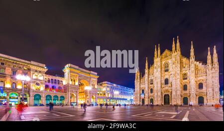 MAILAND, ITALIEN, 13. MÄRZ 2016: Nachtansicht der beleuchteten Piazza del Duomo in Mailand, Italien Stockfoto