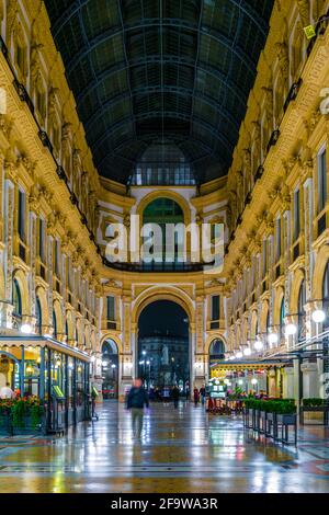 MAILAND, ITALIEN, 13. MÄRZ 2016: Blick auf eine der ältesten Einkaufsgalerien der Welt - die Galerie Vittorio Emanuele II in Mailand Stockfoto