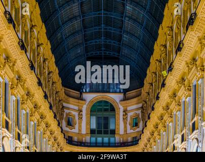 MAILAND, ITALIEN, 13. MÄRZ 2016: Blick auf eine der ältesten Einkaufsgalerien der Welt - die Galerie Vittorio Emanuele II in Mailand Stockfoto