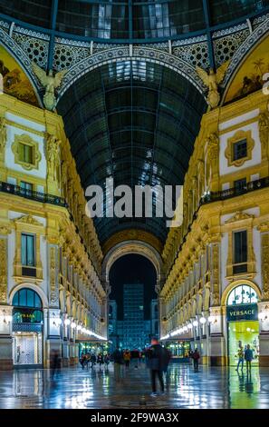 MAILAND, ITALIEN, 13. MÄRZ 2016: Blick auf eine der ältesten Einkaufsgalerien der Welt - die Galerie Vittorio Emanuele II in Mailand Stockfoto