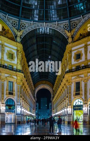 MAILAND, ITALIEN, 13. MÄRZ 2016: Blick auf eine der ältesten Einkaufsgalerien der Welt - die Galerie Vittorio Emanuele II in Mailand Stockfoto