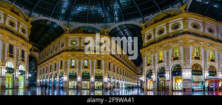 MAILAND, ITALIEN, 13. MÄRZ 2016: Blick auf eine der ältesten Einkaufsgalerien der Welt - die Galerie Vittorio Emanuele II in Mailand Stockfoto