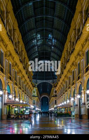 MAILAND, ITALIEN, 13. MÄRZ 2016: Blick auf eine der ältesten Einkaufsgalerien der Welt - die Galerie Vittorio Emanuele II in Mailand Stockfoto