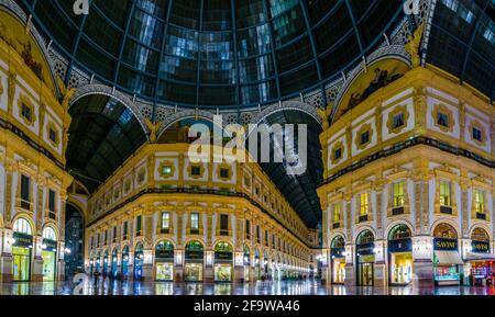 MAILAND, ITALIEN, 13. MÄRZ 2016: Blick auf eine der ältesten Einkaufsgalerien der Welt - die Galerie Vittorio Emanuele II in Mailand Stockfoto