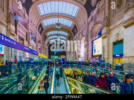 MAILAND, ITALIEN, 13. MÄRZ 2016: Blick auf das Innere des bahnhofs milano centrale, italien. Stockfoto