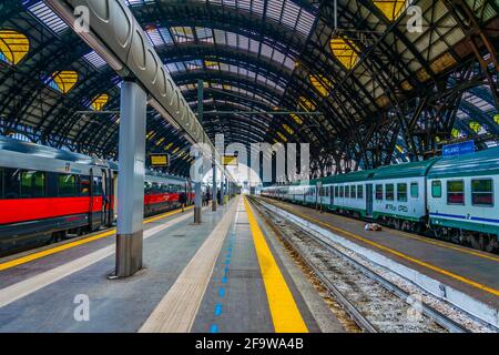 MAILAND, ITALIEN, 13. MÄRZ 2016: Blick auf das Innere des bahnhofs milano centrale, italien. Stockfoto