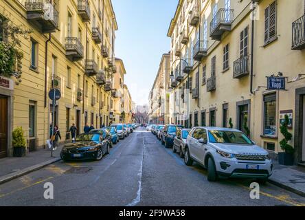 TURIN, ITALIEN, 12. MÄRZ 2016: Blick auf eine schmale Straße, die zur piazza vittorio veneto in der italienischen Stadt turin führt Stockfoto