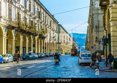 TURIN, ITALIEN, 12. MÄRZ 2016: Blick auf den Verkehr auf der Via po in der italienischen Stadt turin Stockfoto