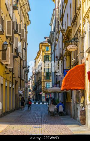 TURIN, ITALIEN, 12. MÄRZ 2016: In der italienischen Stadt turin laufen die Menschen auf einer Straße Stockfoto