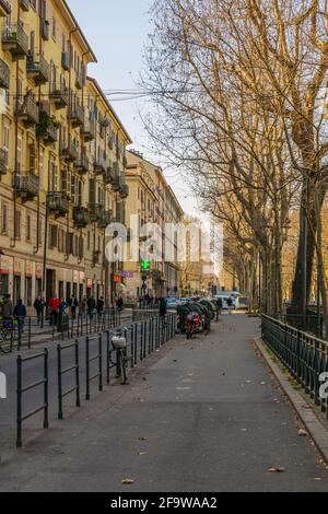 TURIN, ITALIEN, 12. MÄRZ 2016: In der italienischen Stadt turin laufen die Menschen auf einer Straße Stockfoto