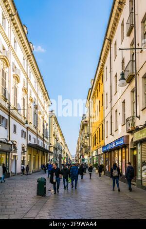 TURIN, ITALIEN, 12. MÄRZ 2016: In der italienischen Stadt turin laufen die Menschen auf einer Straße Stockfoto