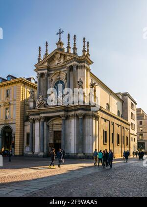 TURIN, ITALIEN, 12. MÄRZ 2016: Die Menschen gehen vor der Kirche von st. carlo borromeo - Kirche von st. cristina und carlo in der italienischen c Stockfoto