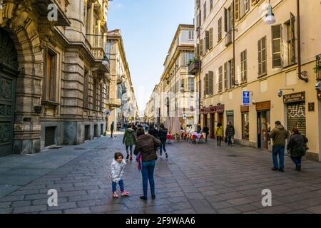 TURIN, ITALIEN, 12. MÄRZ 2016: In der italienischen Stadt turin laufen die Menschen auf einer Straße Stockfoto