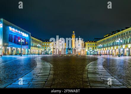 TURIN, ITALIEN, 12. MÄRZ 2016: Nachtansicht der beleuchteten piazza san carlo mit der Kirche saint carlo borromeo - Kirche st. cristina und carlo in Stockfoto