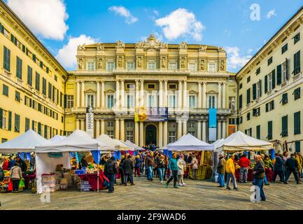 GENUA, ITALIEN, 13. MÄRZ 2016: Auf dem Platz rafaele de ferrari vor dem palazzo ducale Genua, Italien, genießen die Menschen einen sonnigen Tag Stockfoto