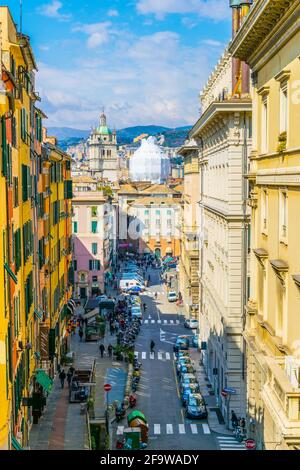 GENUA, ITALIEN, 13. MÄRZ 2016: Luftaufnahme der Via porta soprana in der italienischen Stadt genua Stockfoto