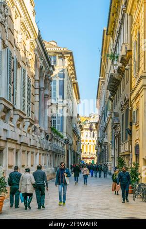 GENUA, ITALIEN, 13. MÄRZ 2016: In der italienischen Stadt genua wandern die Menschen entlang berühmter genovesischer Paläste durch die Via garibaldi-Straße. Stockfoto