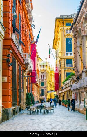 GENUA, ITALIEN, 13. MÄRZ 2016: In der italienischen Stadt genua wandern die Menschen entlang berühmter genovesischer Paläste durch die Via garibaldi-Straße. Stockfoto