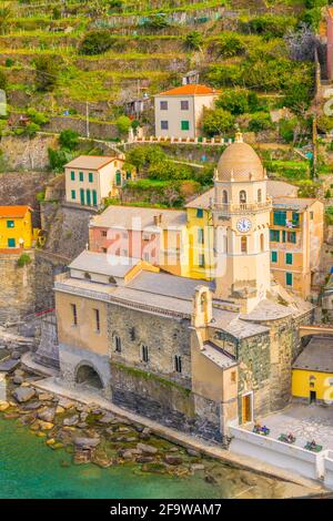 VERNAZZA, ITALIEN, 13. MÄRZ 2016: Blick auf eine Kirche im Hafen von vernazza, cinque terre, italien. Stockfoto