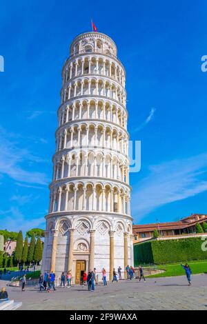 PISA, ITALIEN, 14. MÄRZ 2016: Unter dem schiefen Turm von Pisa in Italien versammeln sich Menschen zu einer Tour durch ihr Inneres Stockfoto