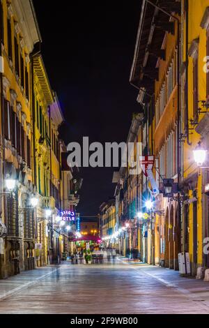 PISA, ITALIEN, 14. MÄRZ 2016: Nachtansicht des beleuchteten Boulevard corso italia in der italienischen Stadt Pisa. Stockfoto