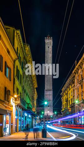BOLOGNA, ITALIEN, 17. MÄRZ 2016: Nachtansicht der beleuchteten Via francesco rizzoli mit zwei Türmen von Bologna - Torre Garisenda und torre degli Asine Stockfoto