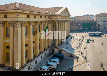 VERONA, ITALIEN, 19. MÄRZ 2016: Vor dem Palazzo Barbieri, dem Rathaus von Verona, Italien, spazieren Menschen Stockfoto