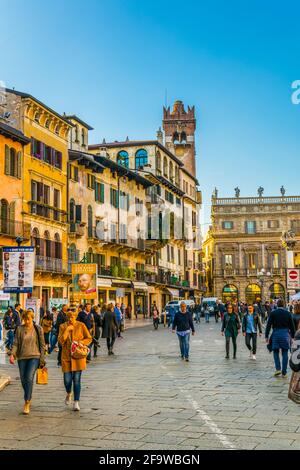 VERONA, ITALIEN, 19. MÄRZ 2016: Die Menschen schlendern durch die piazza delle erbe in Verona, Italien Stockfoto