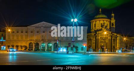 BERGAMO, ITALIEN, 19. MÄRZ 2016: Nachtansicht des Gebäudes von credito bergamasco und der Kirche santa maria delle grazie im italienischen bergamo. Stockfoto