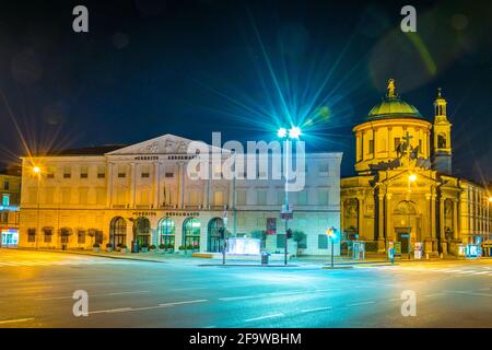 BERGAMO, ITALIEN, 19. MÄRZ 2016: Nachtansicht des Gebäudes von credito bergamasco und der Kirche santa maria delle grazie im italienischen bergamo. Stockfoto