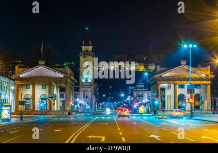 BERGAMO, ITALIEN, 19. MÄRZ 2016: Nachtansicht der Porta Nuova mit der Oberstadt im Hintergrund Stockfoto