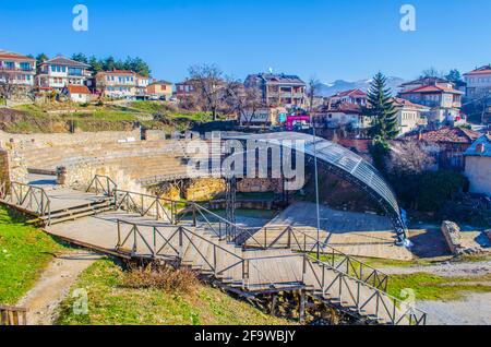 OHRID, MAZEDONIEN, 14. FEBRUAR 2014:Blick auf das antike römische Theater in der mazedonischen Stadt ohrid, das zum unesco-Weltkulturerbe gehört. Stockfoto