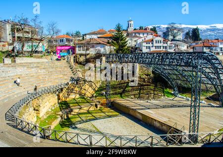 OHRID, MAZEDONIEN, 14. FEBRUAR 2014:Blick auf das antike römische Theater in der mazedonischen Stadt ohrid, das zum unesco-Weltkulturerbe gehört. Stockfoto