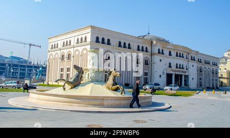 SKOPJE, MAZEDONIEN, FERBRUARY 16, 2015: An einem sonnigen Tag im februar ziehen Menschen vor dem Museum des mazedonischen Kampfes in skopje vorbei. Stockfoto