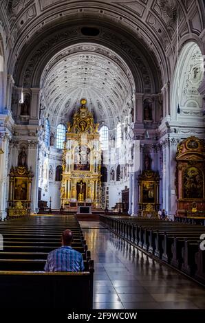 MÜNCHEN, 20. AUGUST 2015: Das Innere der St. Michael Kirche in München Stockfoto