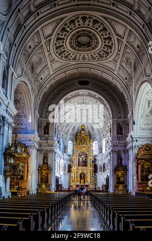 MÜNCHEN, 20. AUGUST 2015: Das Innere der St. Michael Kirche in München Stockfoto