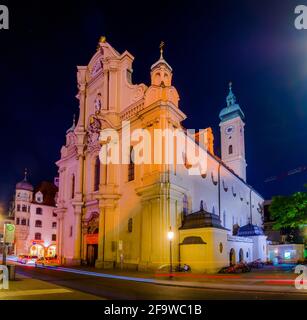 MÜNCHEN, 20. AUGUST 2015: Nachtansicht der beleuchteten Kirche des heiligen Geistes in der deutschen Stadt münchen. Stockfoto