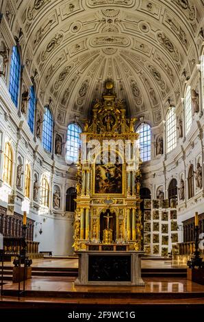 MÜNCHEN, 20. AUGUST 2015: Das Innere der St. Michael Kirche in München Stockfoto