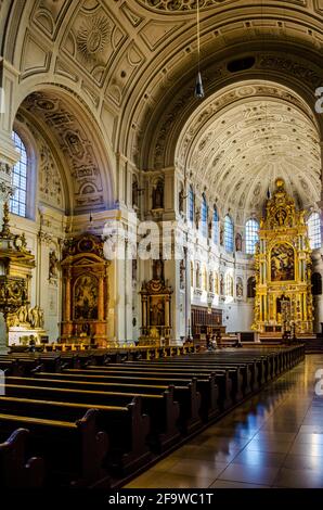 MÜNCHEN, 20. AUGUST 2015: Das Innere der St. Michael Kirche in München Stockfoto