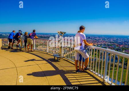 MÜNCHEN, 20. AUGUST 2015: Die Menschen genießen den Panoramablick auf München vom Olympiapurm in München Stockfoto