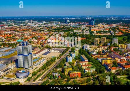 MÜNCHEN, 20. AUGUST 2015: Panoramablick auf München mit BMW-Gebäuden vom Olympiaturm in München Stockfoto