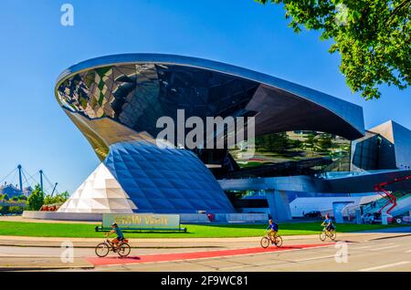 MÜNCHEN, 20. AUGUST 2015: Blick auf den futuristisch anmutenden Hauptsitz des BMW-Automobilherstellers in münchen Stockfoto