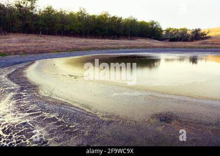 Schlamm des trockenen Sees . Afrikanisches, kardes Klima . Ökologische Katastrophe Stockfoto