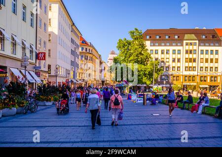 MÜNCHEN, 20. AUGUST 2015: Am Abend laufen die Menschen durch eine Einkaufsstraße in Richtung Marienhof in München Stockfoto