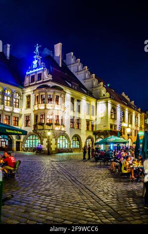 MÜNCHEN, 20. AUGUST 2015: Nachtansicht des beleuchteten hofbbrauhauses in der deutschen Stadt münchen Stockfoto